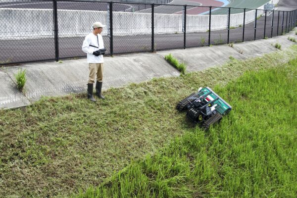 ラジコン草刈機「RCHR800A」正式発売 | お知らせ | 株式会社オーレック [OREC CO.,LTD.] 草刈機・管理機・耕うん機 ...