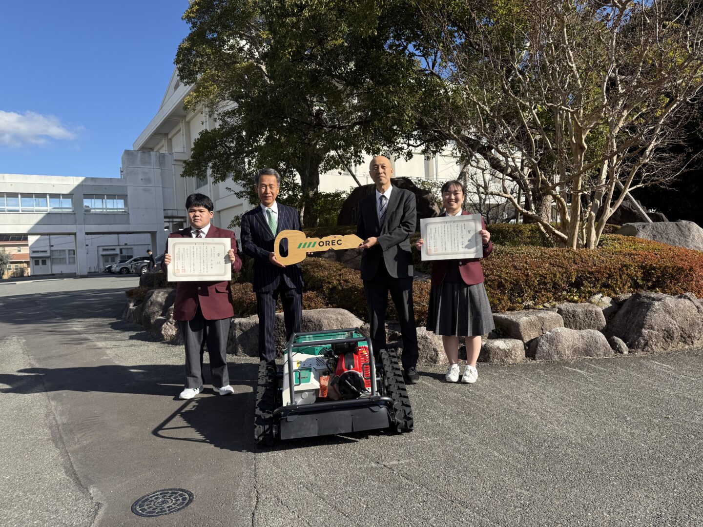 糸島農業高校にラジコン草刈機を贈呈 | お知らせ | 株式会社オーレック